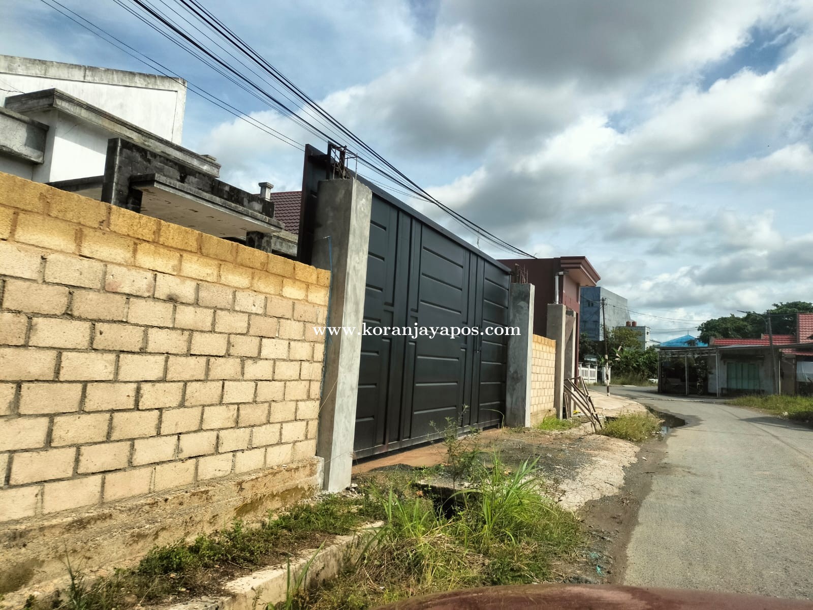 Penampakan Pagar Rumah Oknum Pejabat BPKAD Diduga Menjadi Tempat Menyembunyikan Aset Pemda Tanah Bumbu.