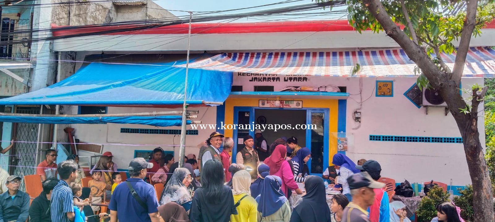 Pendistribusian BLT Kesra di RW 08 Semper Barat  Dipadati Penerima Bantuan