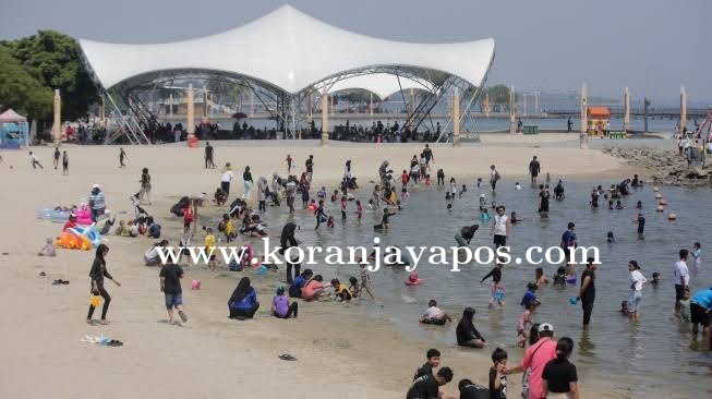 Taman Impian Jaya Ancol Suasana Pantai Semakin Ramai Di Padati  Pengunjung menjadi  Destinasi Keluarga