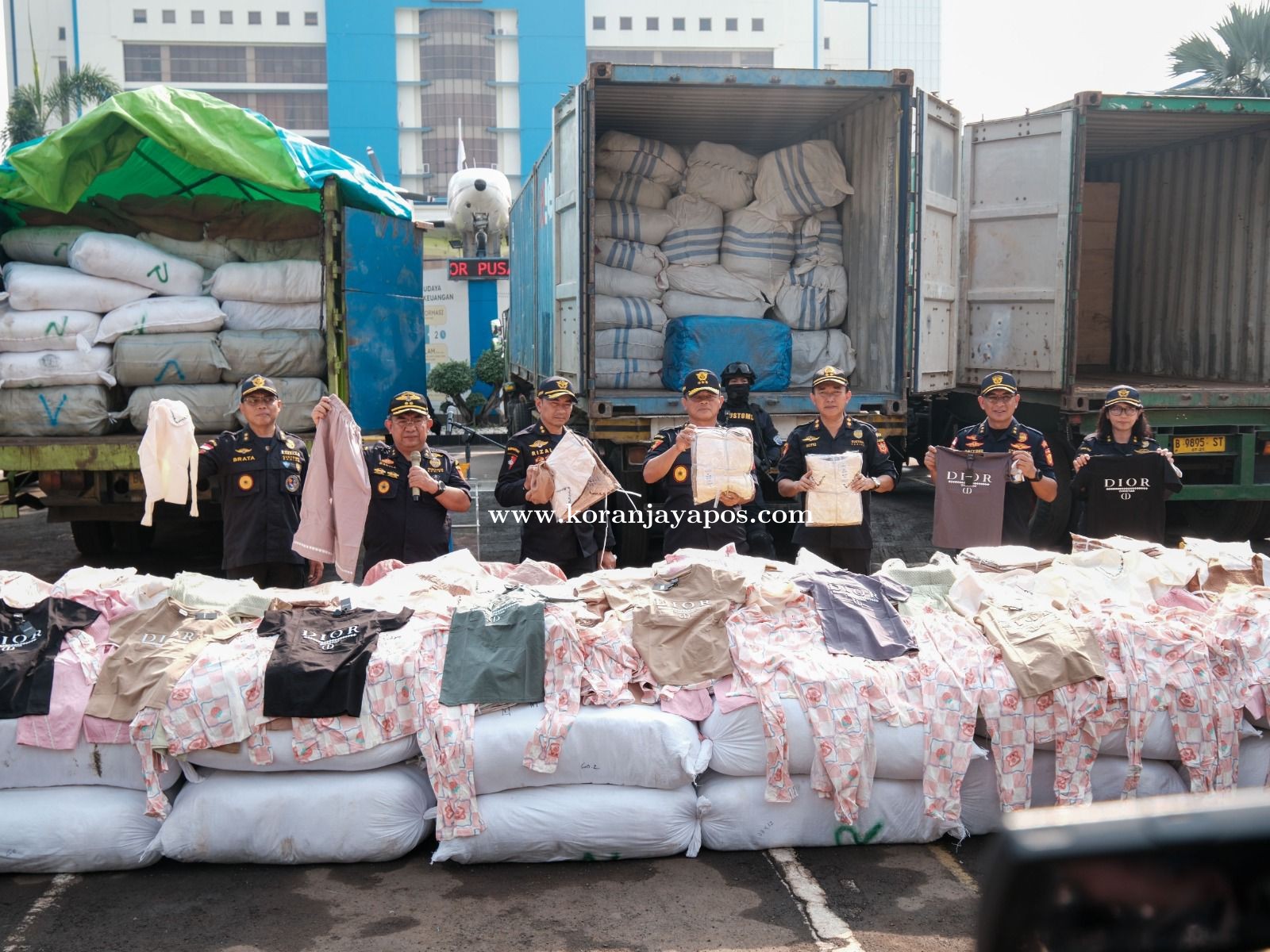Operasi Besar Bea Cukai Gerebek  3 Kontainer dan 2 Truk Berisi Garmen Ilegal Disita