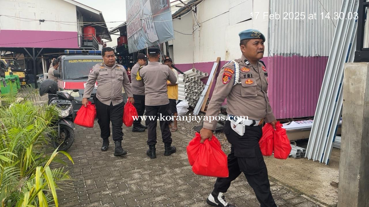 Polri Peduli Masyarakat Bagikan Sembako di Rumah Apung Muara Angke.