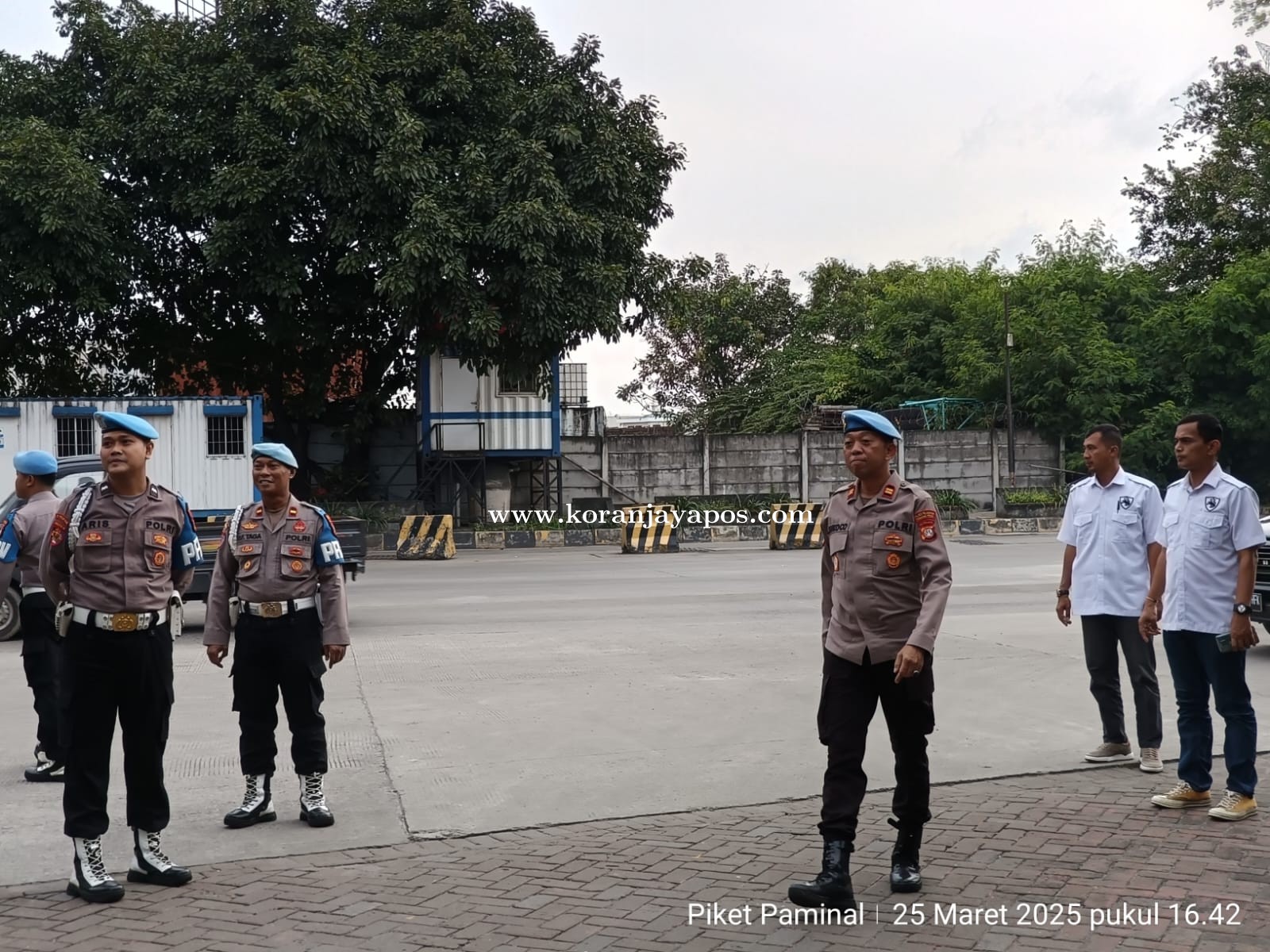 Div Propam Polri dan Sipropam Polres pelabuhan tanjung Priok. Bagikan Takjil untuk Warga